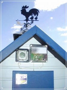 Электронно-механичесчкая система открытия/закрытия дверки мобильного домика для кур